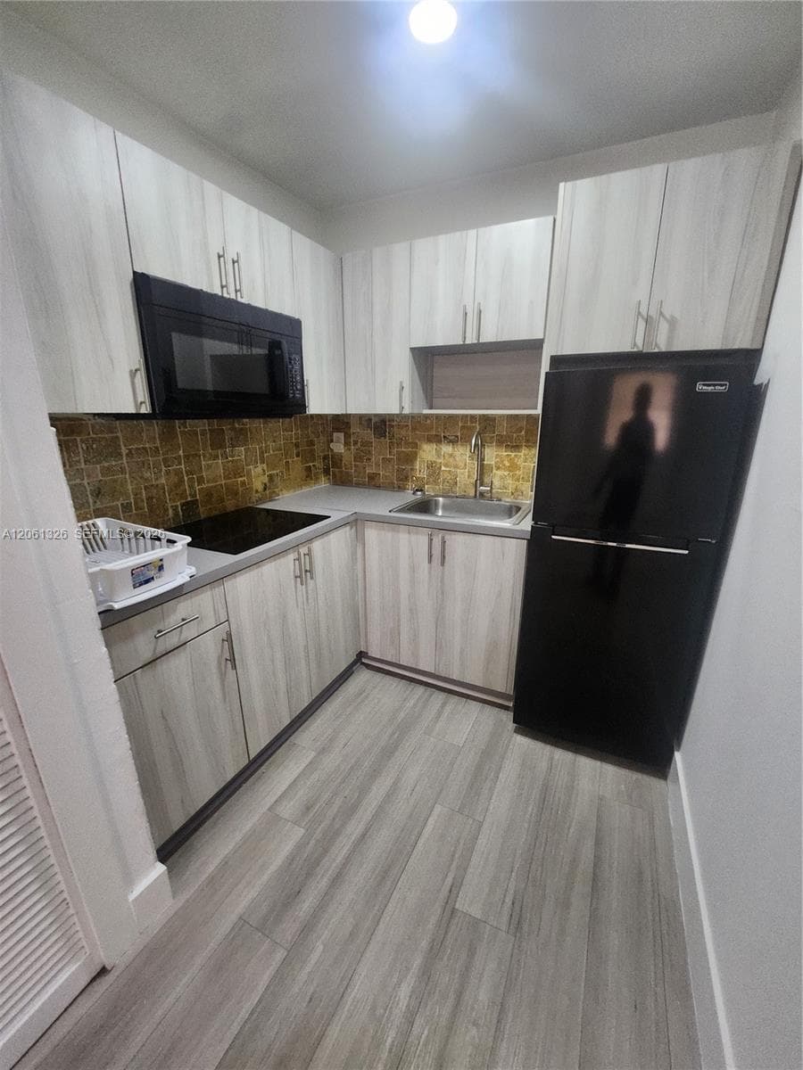 2700 Collins Ave # 110, Miami Beach, FL 33140 photo 2