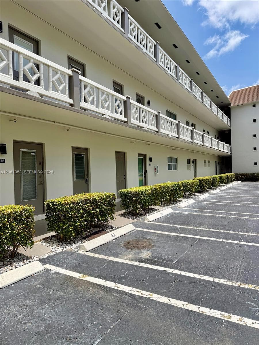 5001 NW 34th St # 102, Lauderdale Lakes, FL 33319