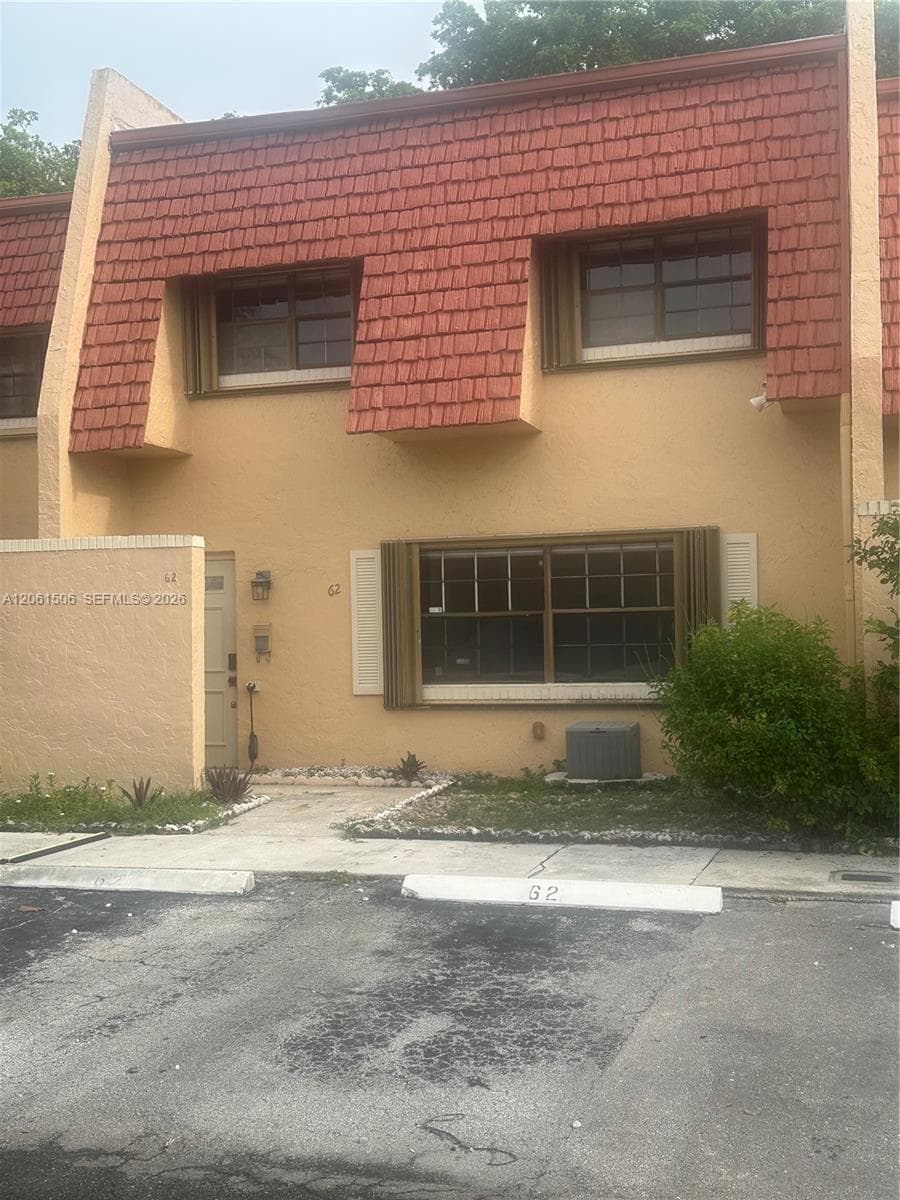 62 Spinning Wheel Ln, Tamarac, FL 33319