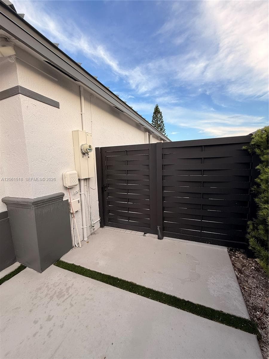 15462 SW 39th St, Miami, FL 33185 photo 2