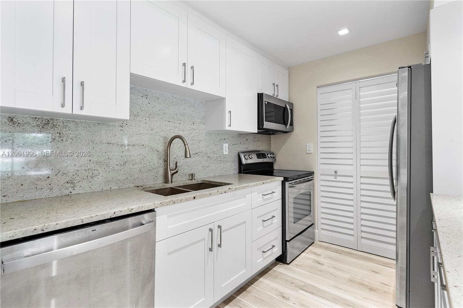 230 Lakeview Dr # 106, Weston, FL 33326 photo 4
