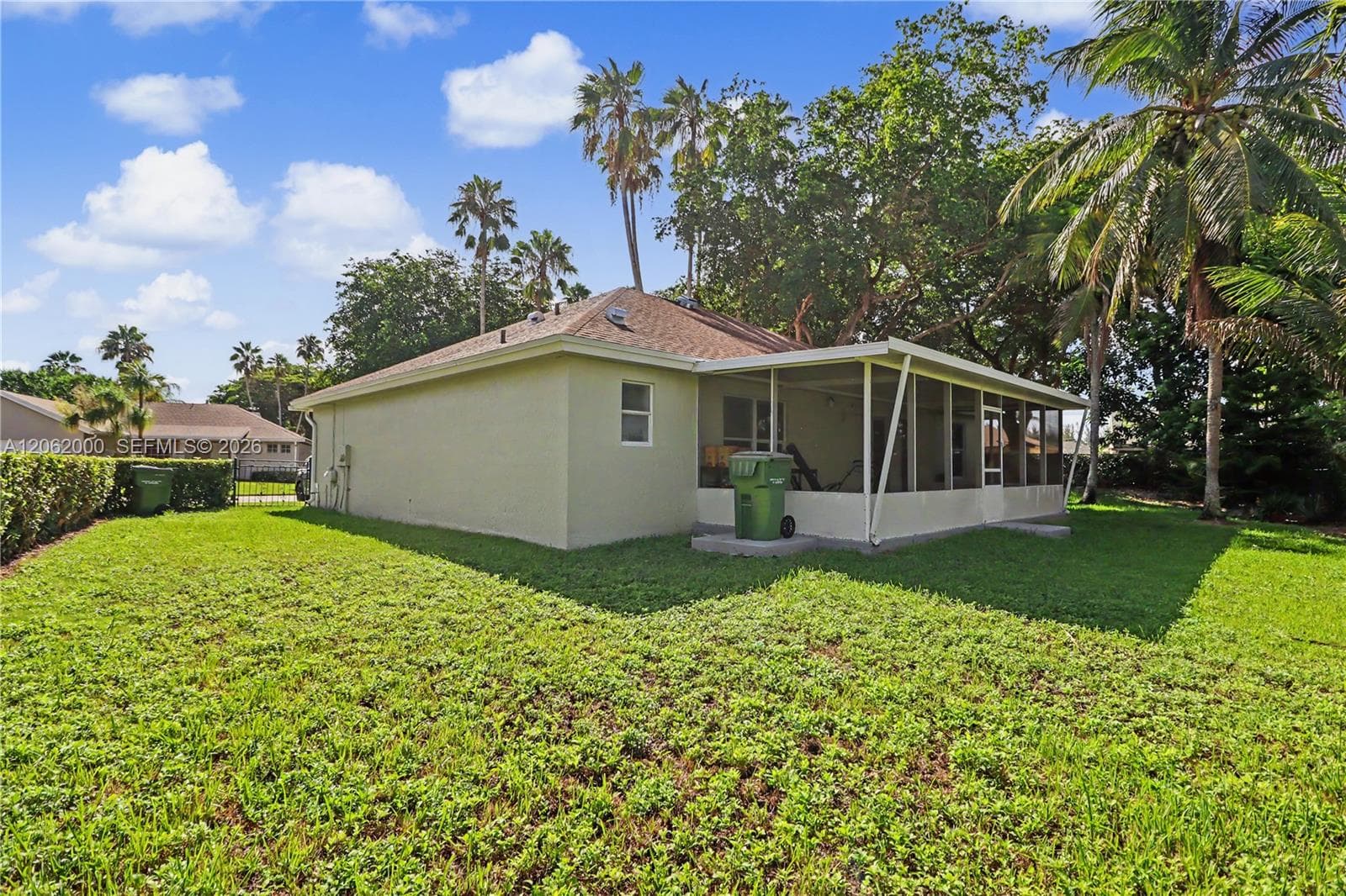 572 SE 18th Dr, Homestead, FL 33033 photo 2