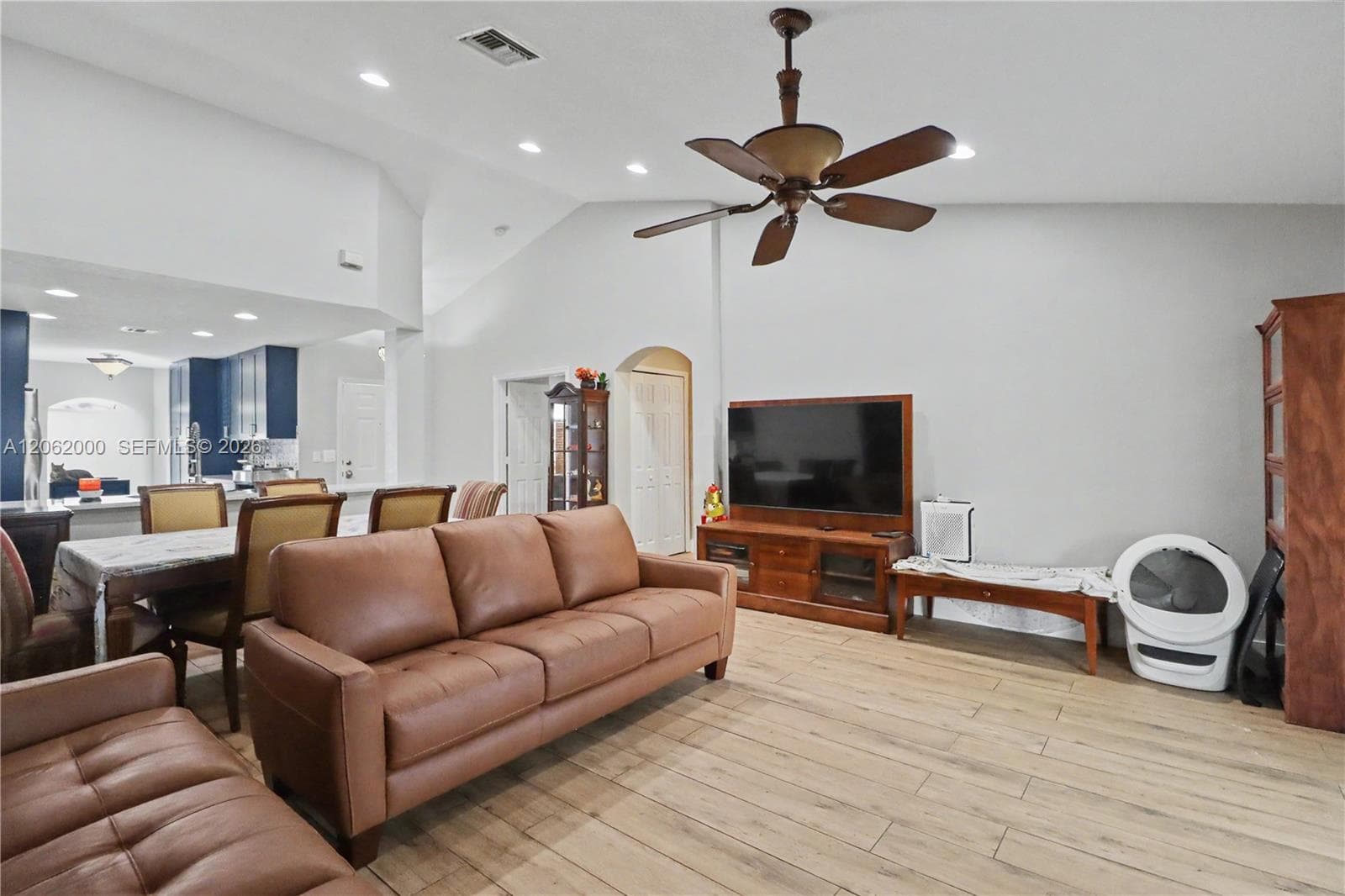 572 SE 18th Dr, Homestead, FL 33033 photo 4