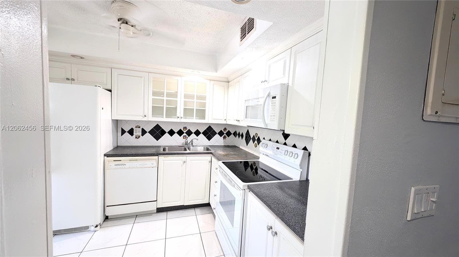 19051 NE 2nd Ave # 1507, Miami, FL 33179 photo 3