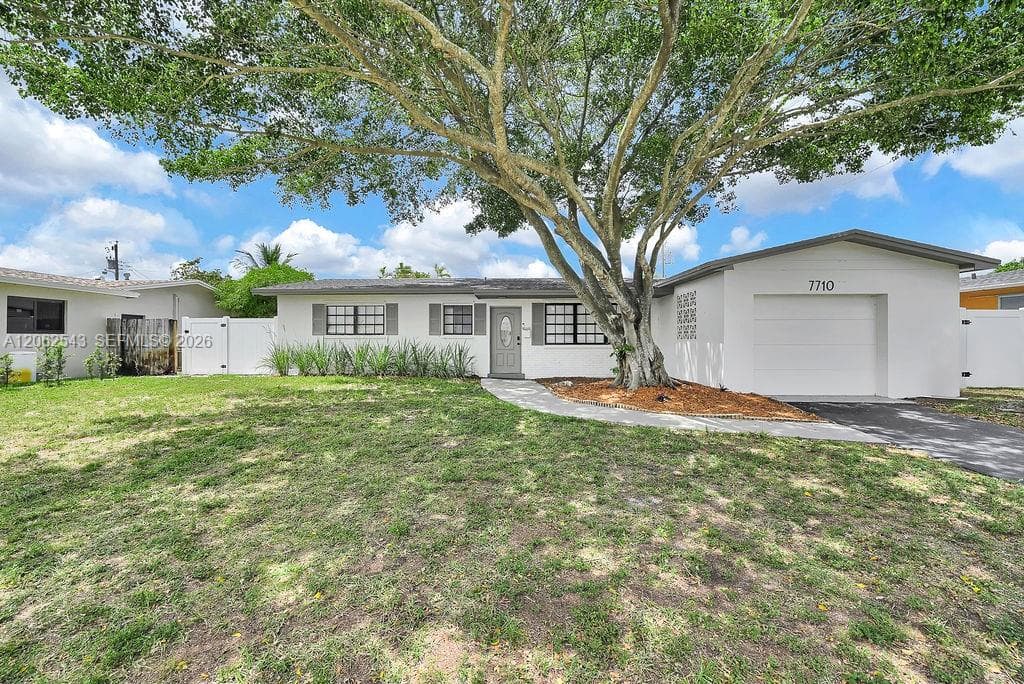 7710 NW 6th Ct, Pembroke Pines, FL 33024 photo 2