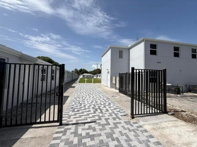 4393 Windsor Avenue # 23, West Palm Beach, FL 33407 photo 2