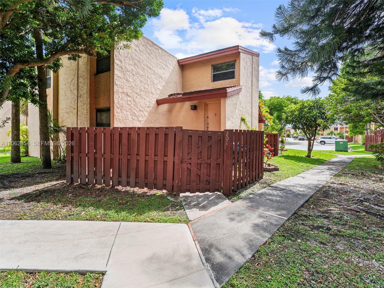 291 W Park Dr # 9-201, Miami, FL 33172