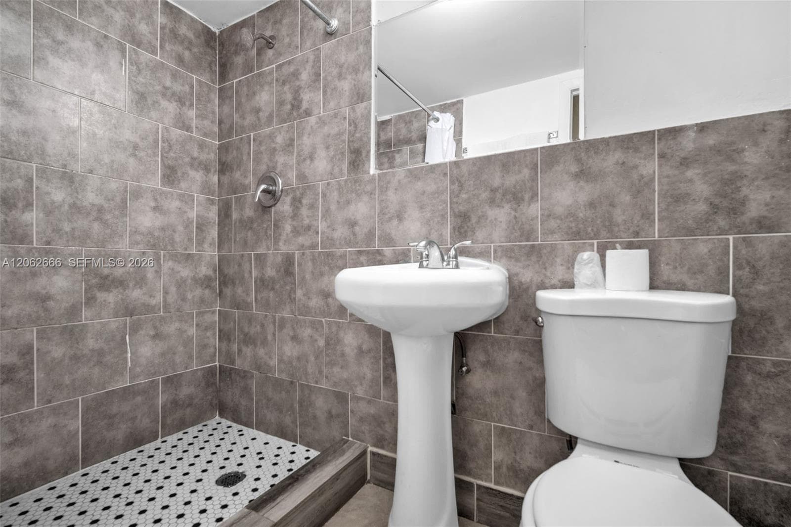 8 E 13th St, Hialeah, FL 33010 photo 4