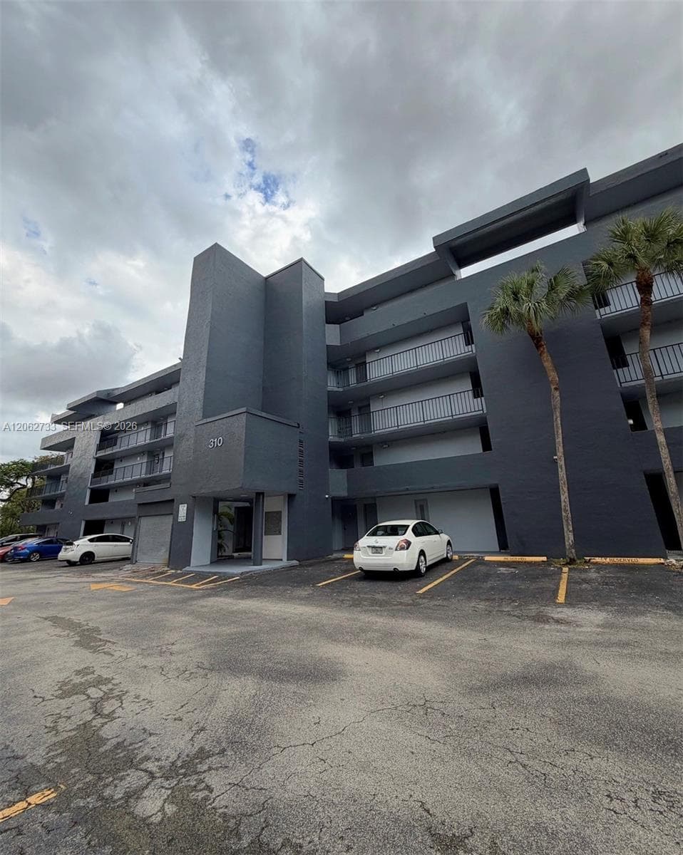 310 Fontainebleau Blvd # 206, Miami, FL 33172