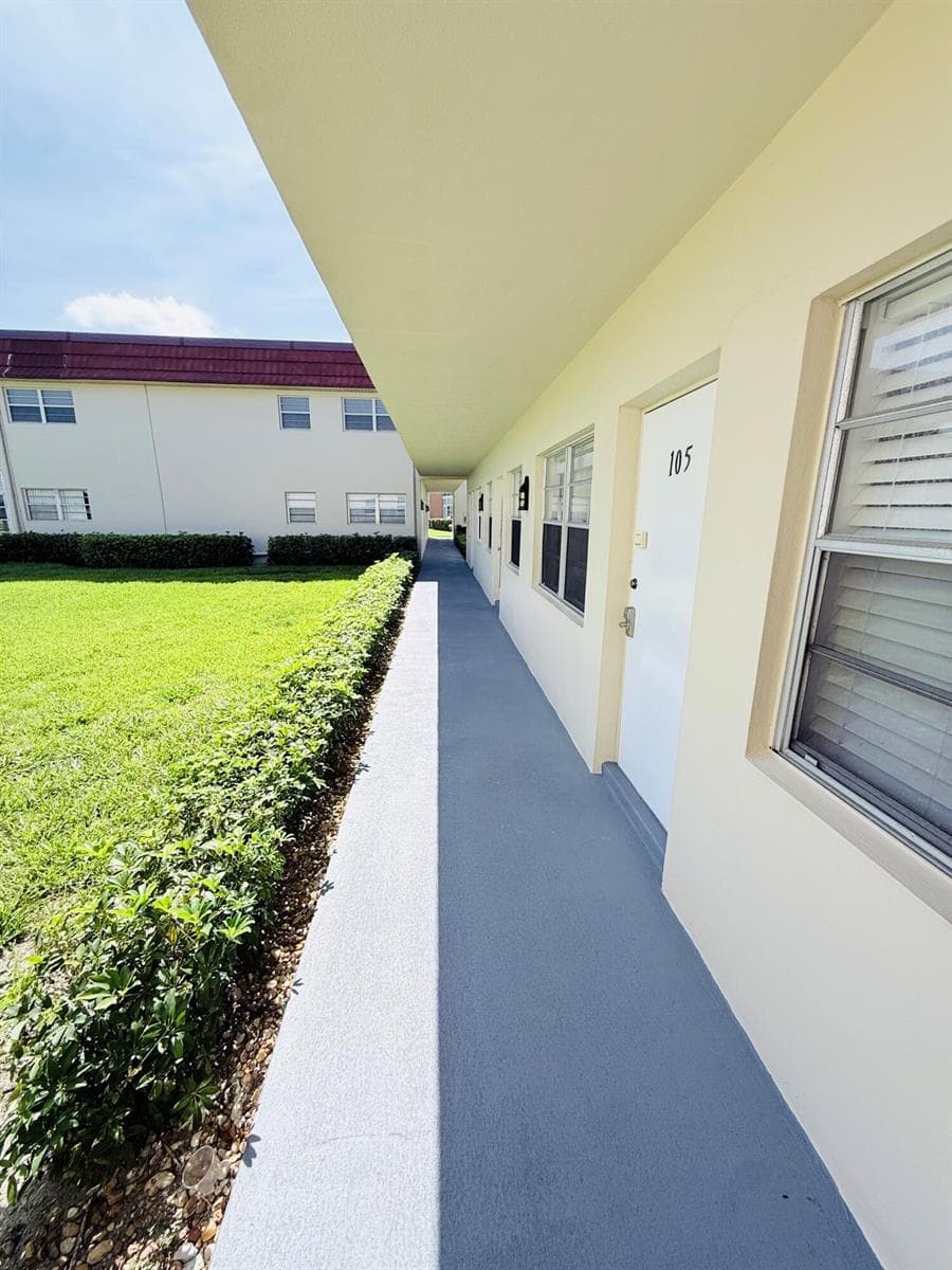 40 WOODLAND Drive # 105, Vero Beach, FL 32962 photo 2