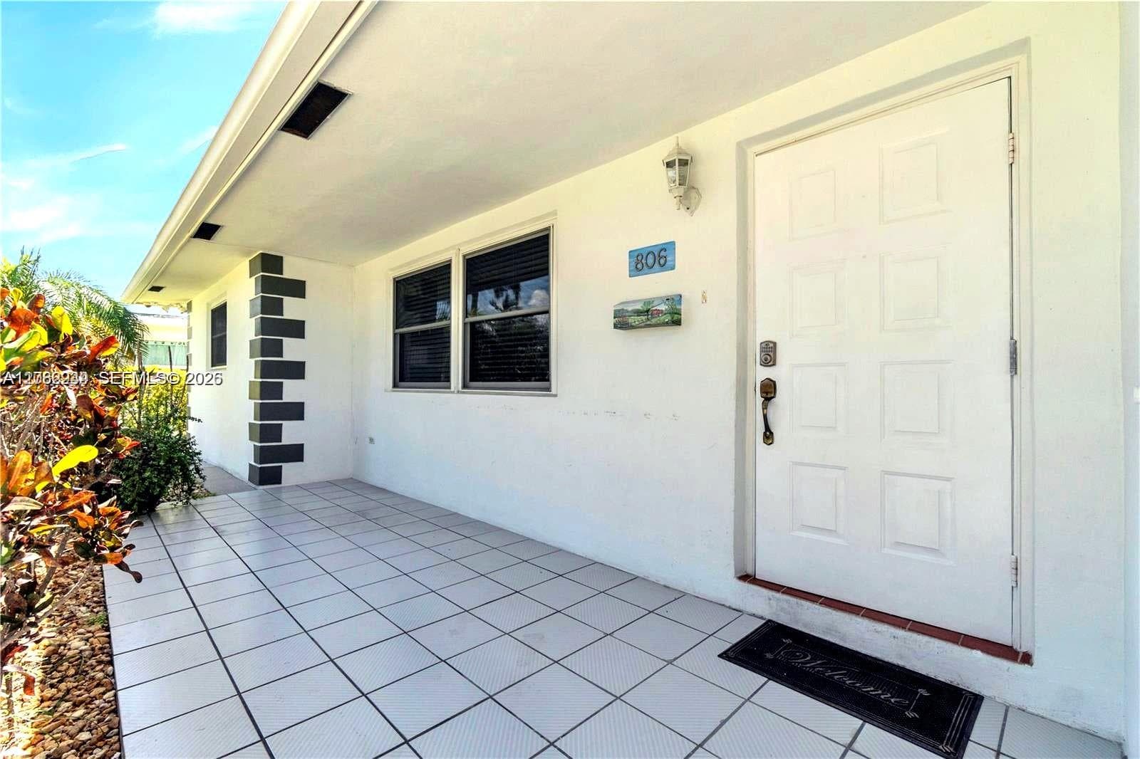 806 NE 4th St, Hallandale Beach, FL 33009 photo 2
