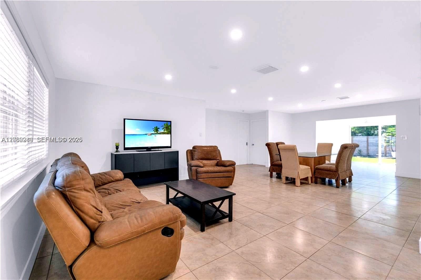 806 NE 4th St, Hallandale Beach, FL 33009 photo 3