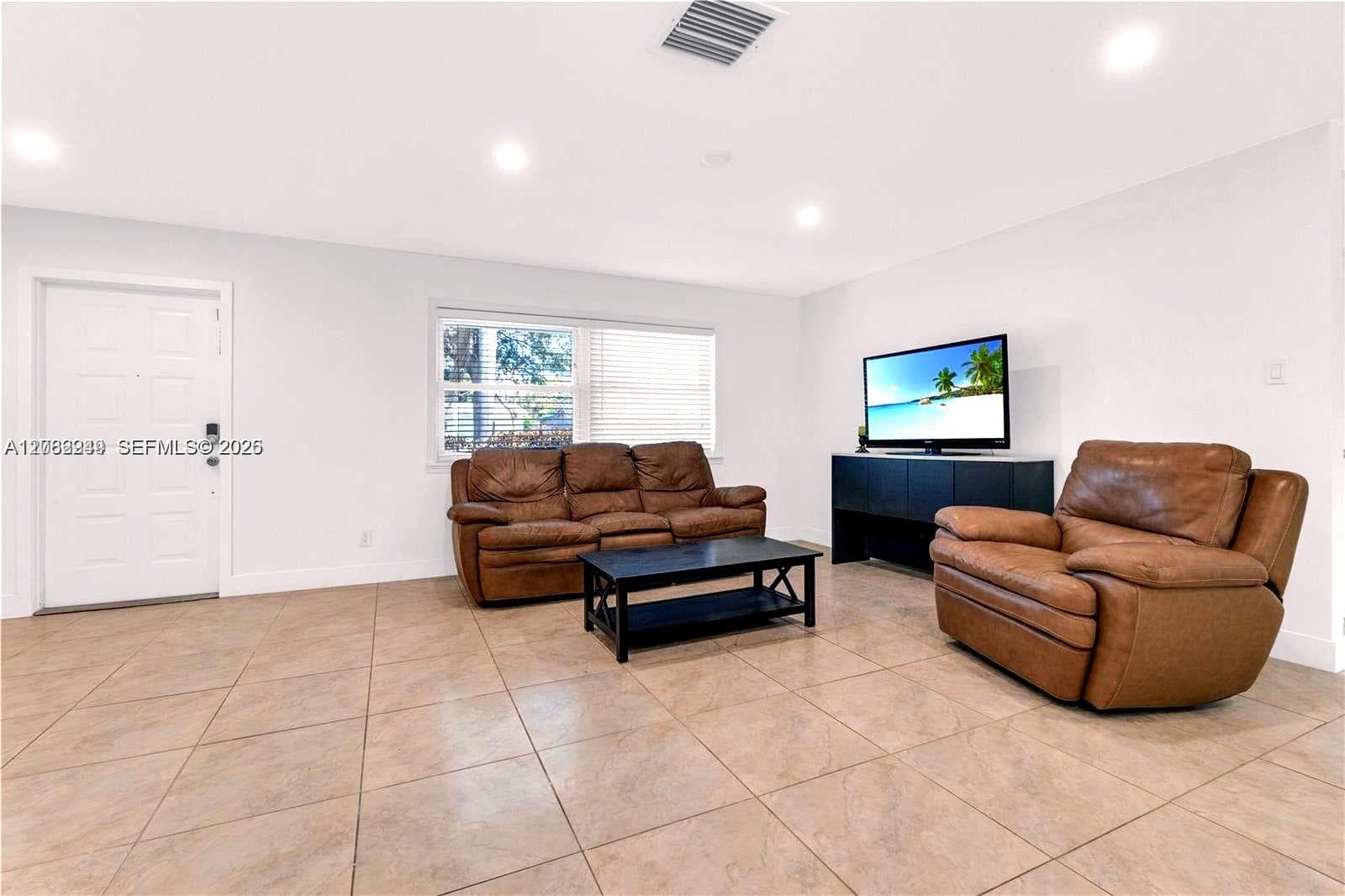 806 NE 4th St, Hallandale Beach, FL 33009 photo 5