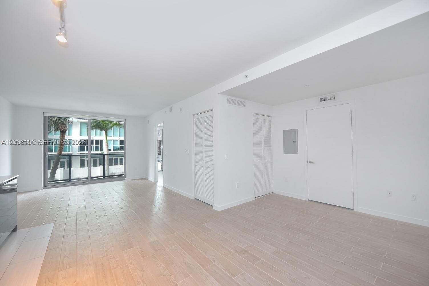 31 SE 6th St # 406, Miami, FL 33131 photo 2