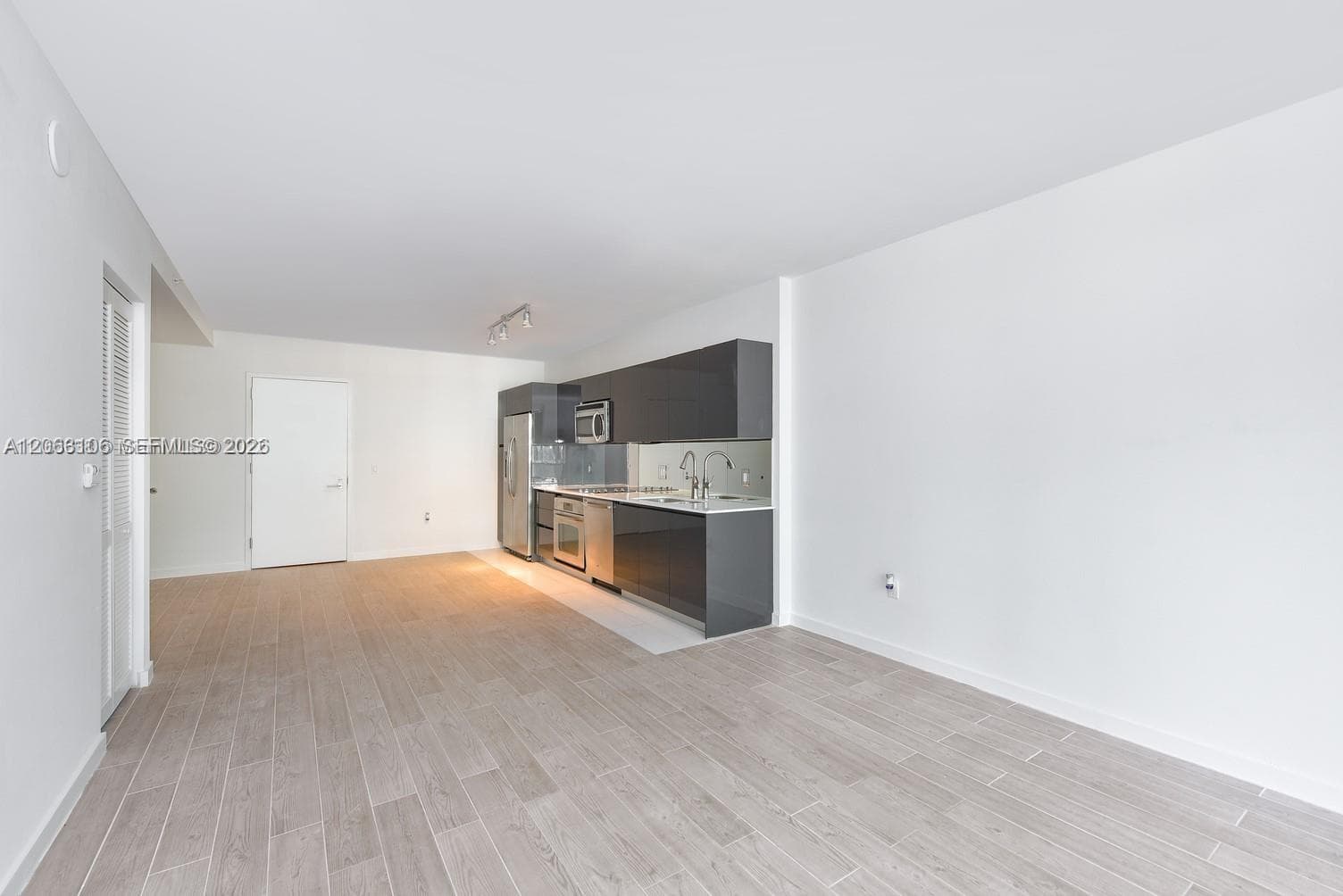 31 SE 6th St # 406, Miami, FL 33131 photo 3