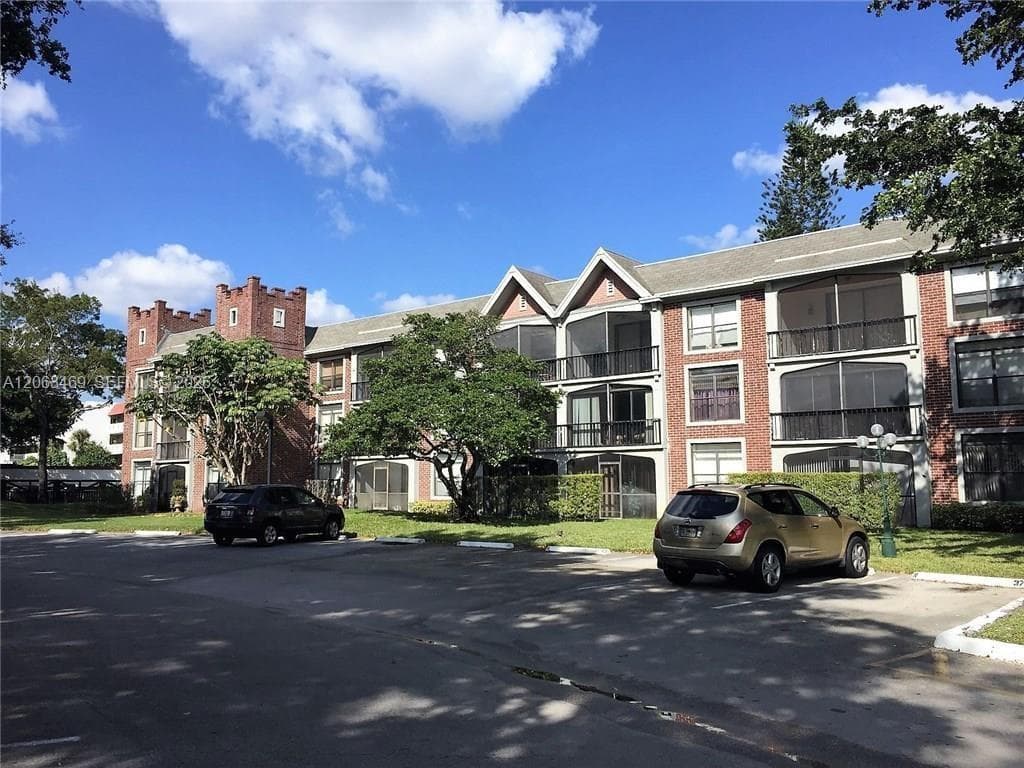 3760 Inverrary Dr # 2P, Lauderhill, FL 33319 photo 2