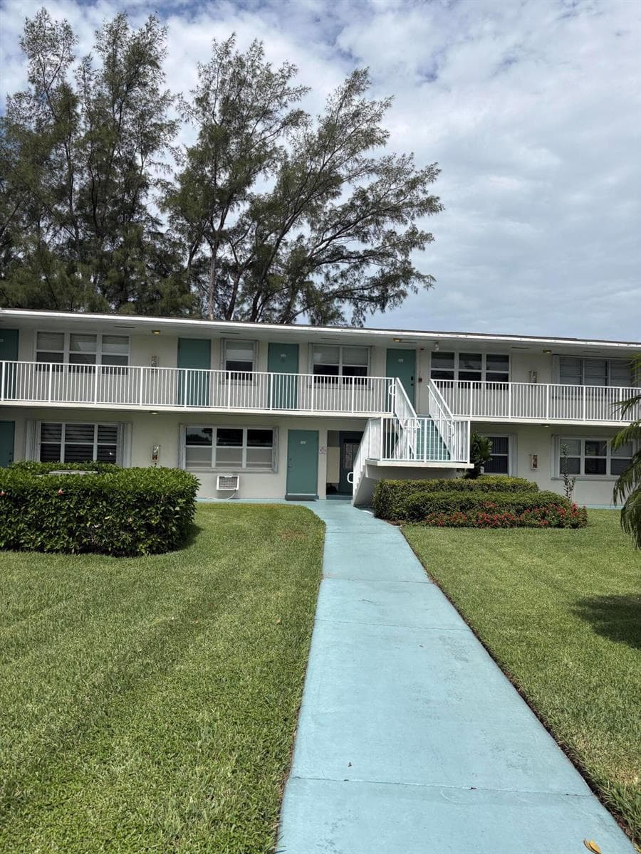 240 HORIZONS W # 208, Boynton Beach, FL 33435