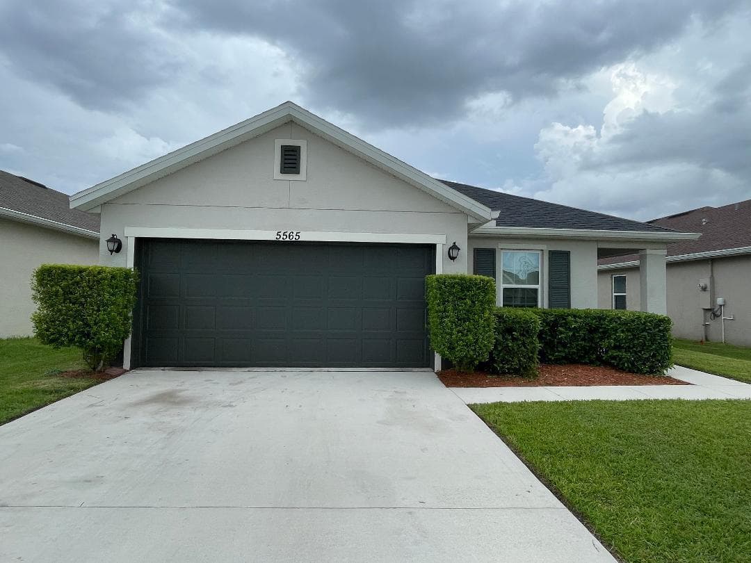 5565 NW Pine Trail Circle, Port St. Lucie, FL 34983