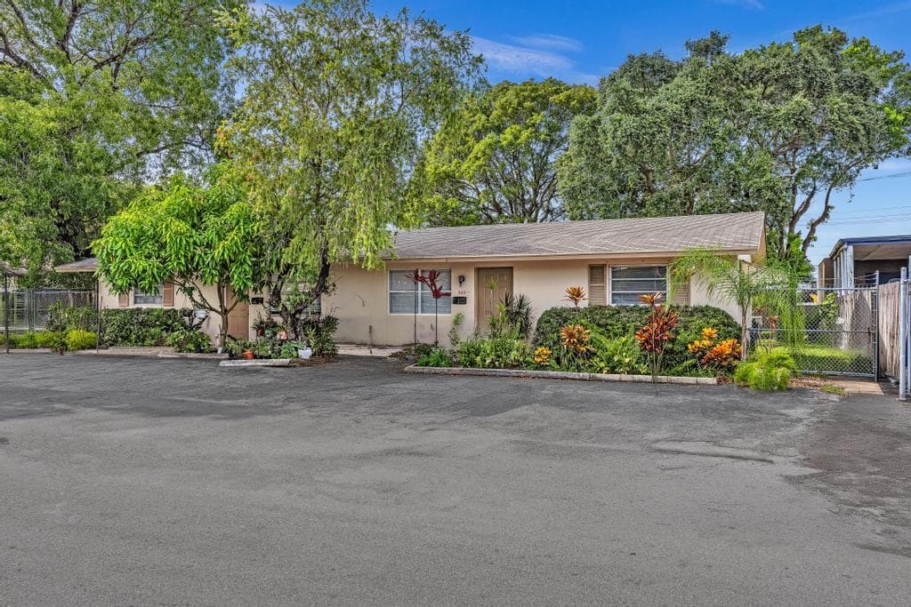560-564 NE 35th Street, Oakland Park, FL 33334 photo 2