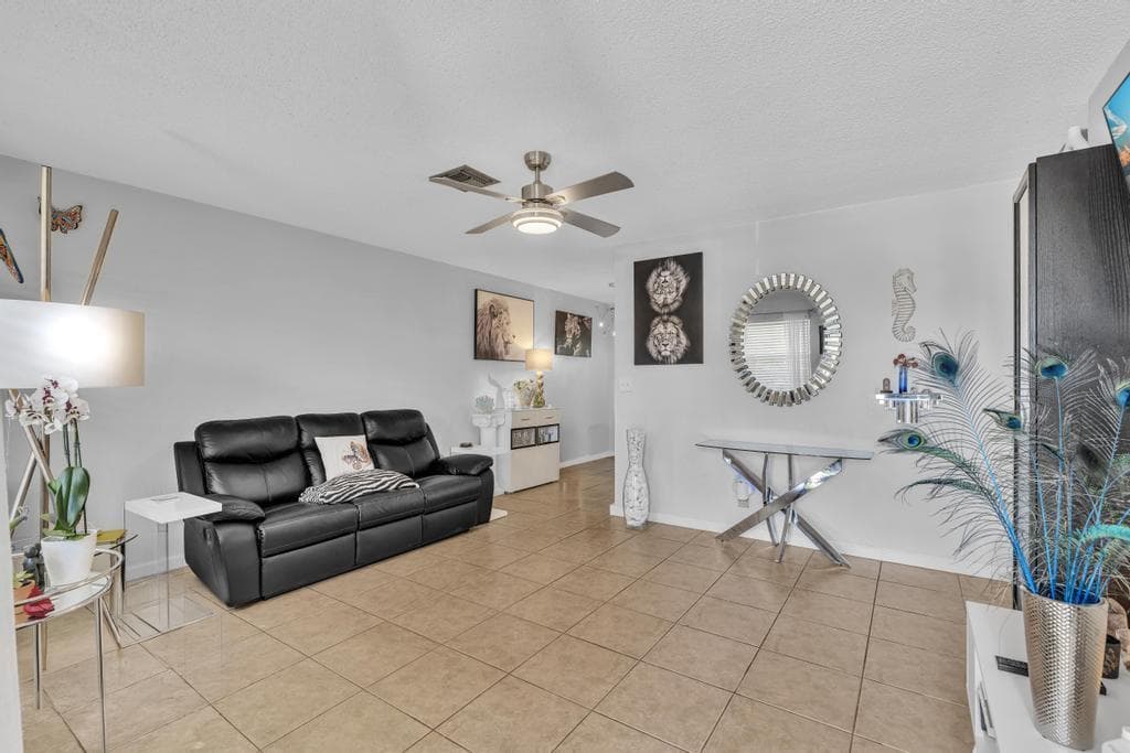 560-564 NE 35th Street, Oakland Park, FL 33334 photo 4