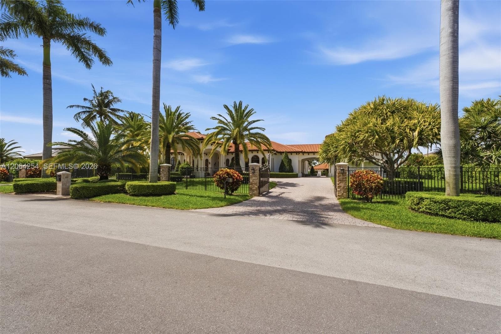 10181 NW 131st St, Hialeah Gardens, FL 33018 photo 2