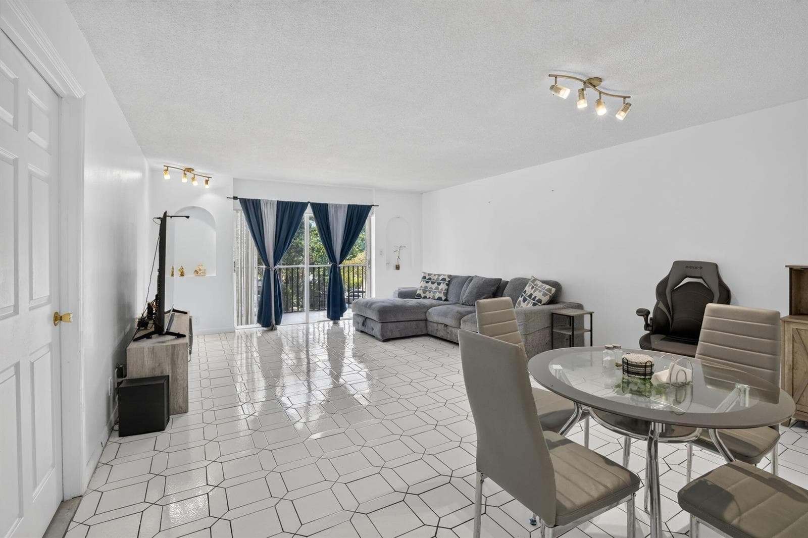 6001 N Falls Circle Drive # 306, Lauderhill, FL 33319 photo 3