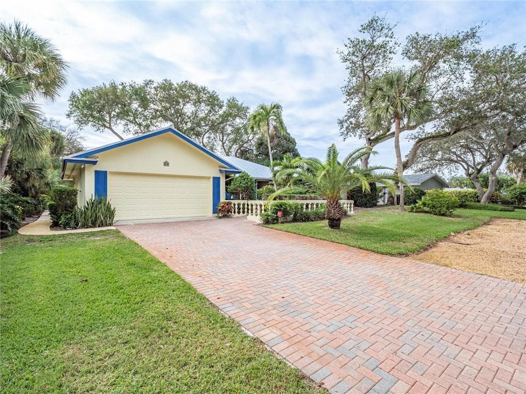 626 Honeysuckle Lane, Vero Beach, FL 32963 photo 2
