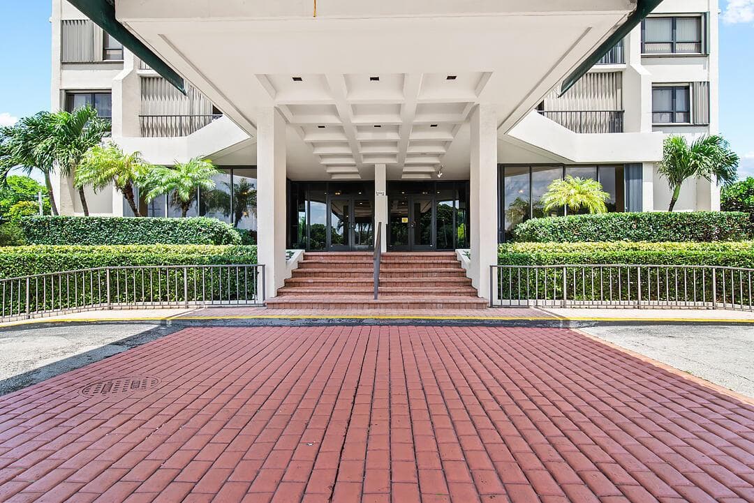 5600 N Flagler Drive # 2202, West Palm Beach, FL 33407
