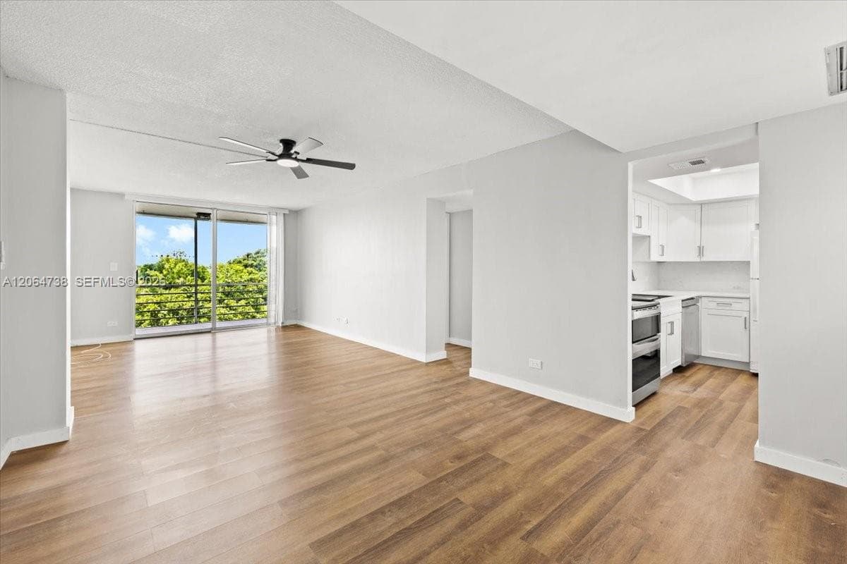 447 NE 195 th St # 414, Miami, FL 33179 photo 2