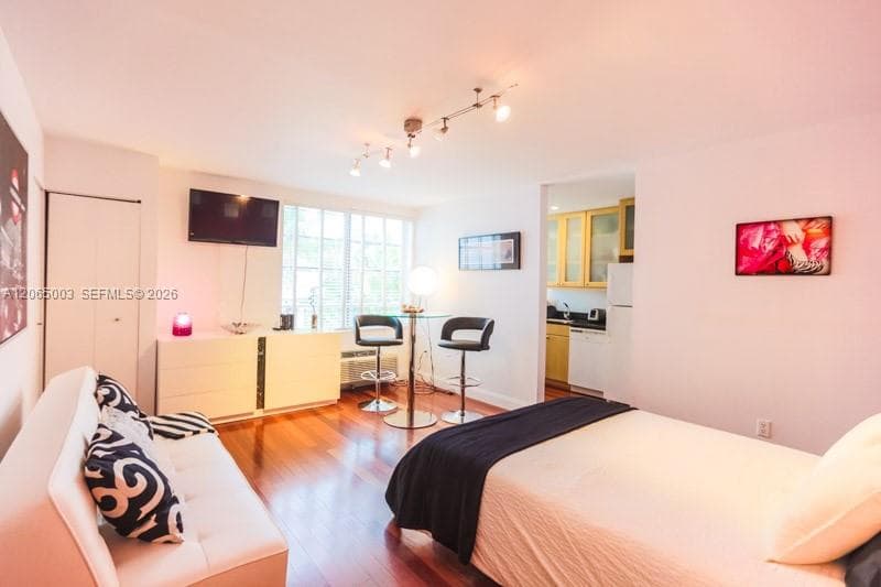 420 15th St # 306, Miami Beach, FL 33139 photo 2