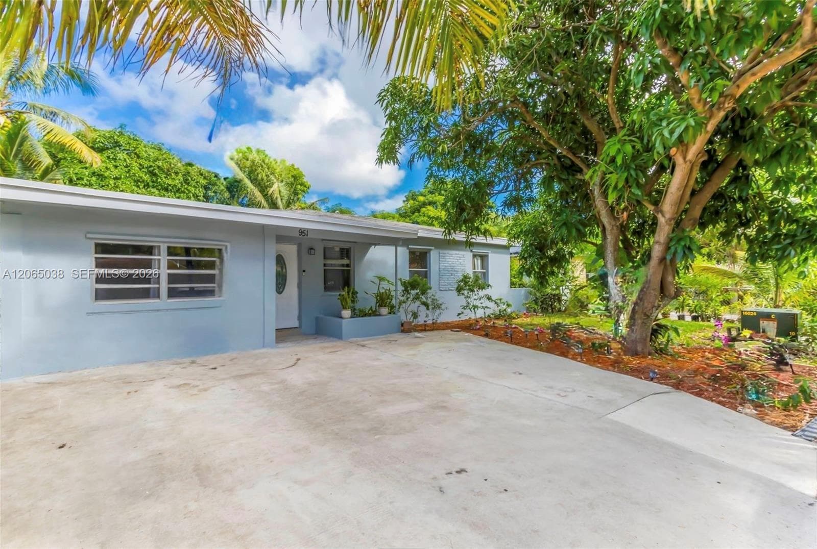 951 NE 157th Ter, North Miami Beach, FL 33162 photo 2