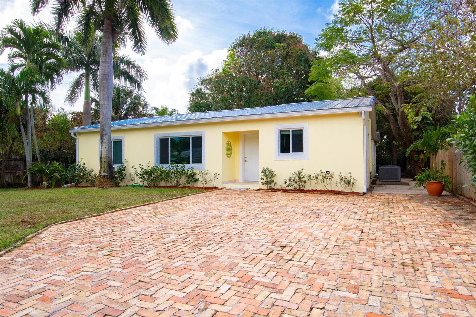364 ORANGE Way, West Palm Beach, FL 33405 photo 2