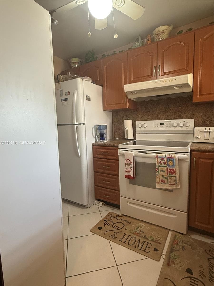 9001 Sunrise Lakes Blvd # 201, Sunrise, FL 33322 photo 2
