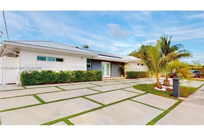 2335 NE 194th St, Miami, FL 33180 photo 2