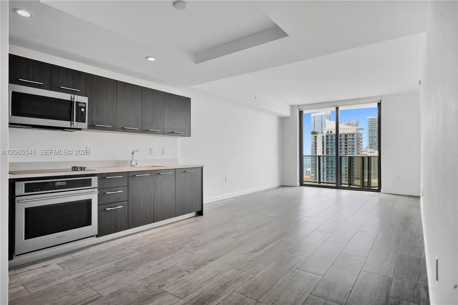 55 SW 9th St # 3504, Miami, FL 33130 photo 2