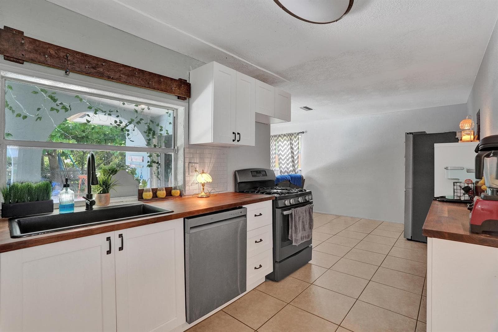 2161 NW 84TH Way, Sunrise, FL 33322 photo 4