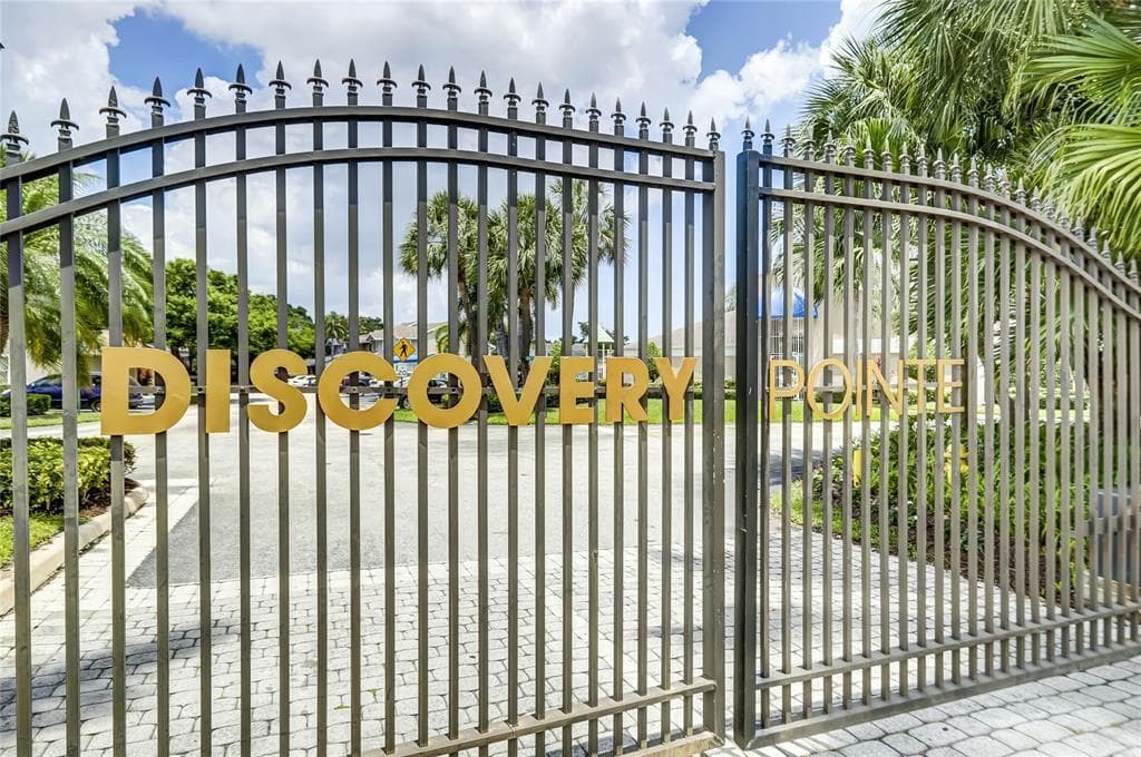 2269 DISCOVERY Circle W, Deerfield Beach, FL 33442 photo 2