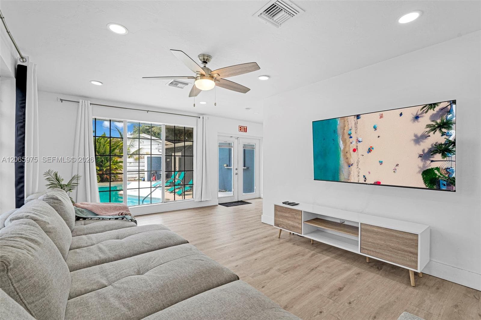407 S 56th Ter, Hollywood, FL 33023 photo 4