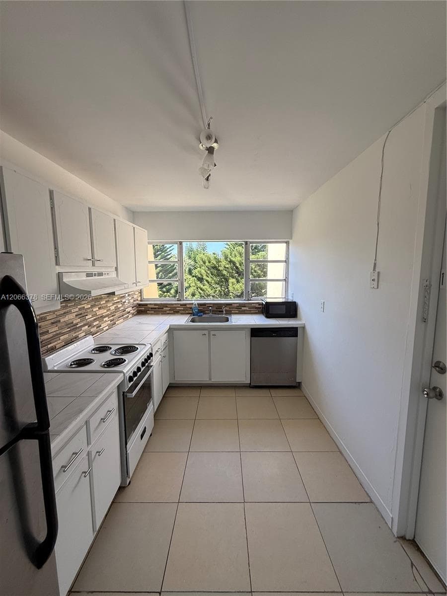 952 NE 199th St # 4K, Miami, FL 33179