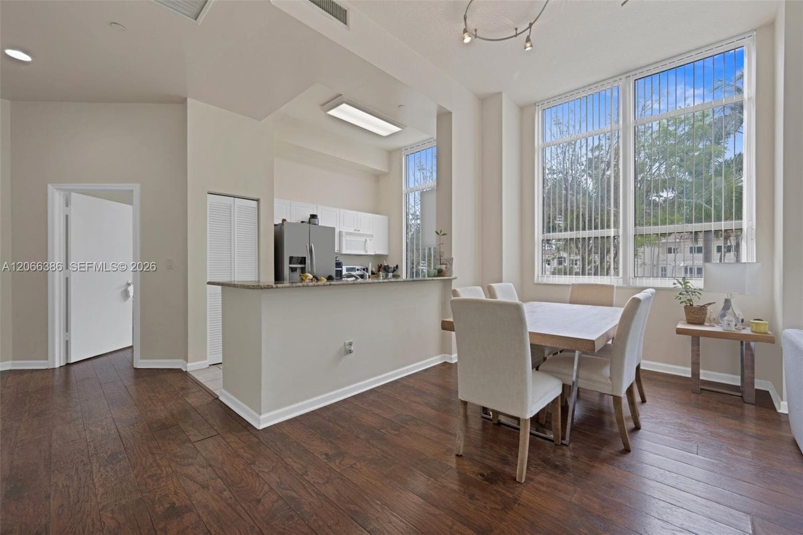 19501 W Country Club Dr # 208, Aventura, FL 33180 photo 3