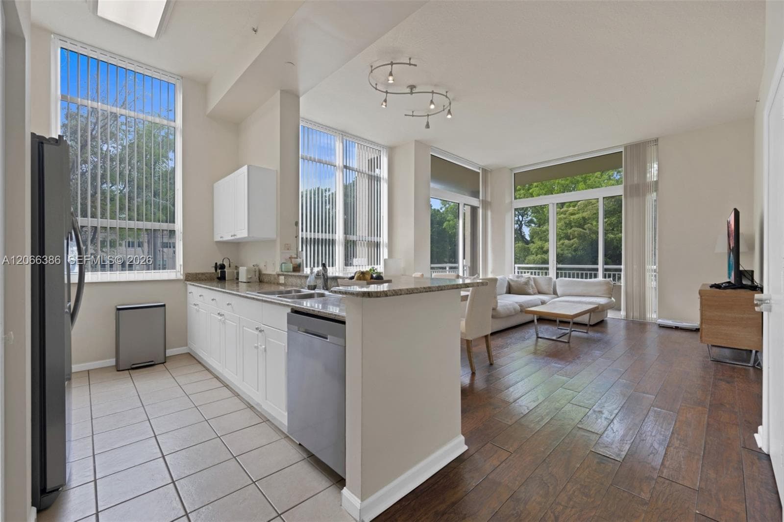 19501 W Country Club Dr # 208, Aventura, FL 33180 photo 4