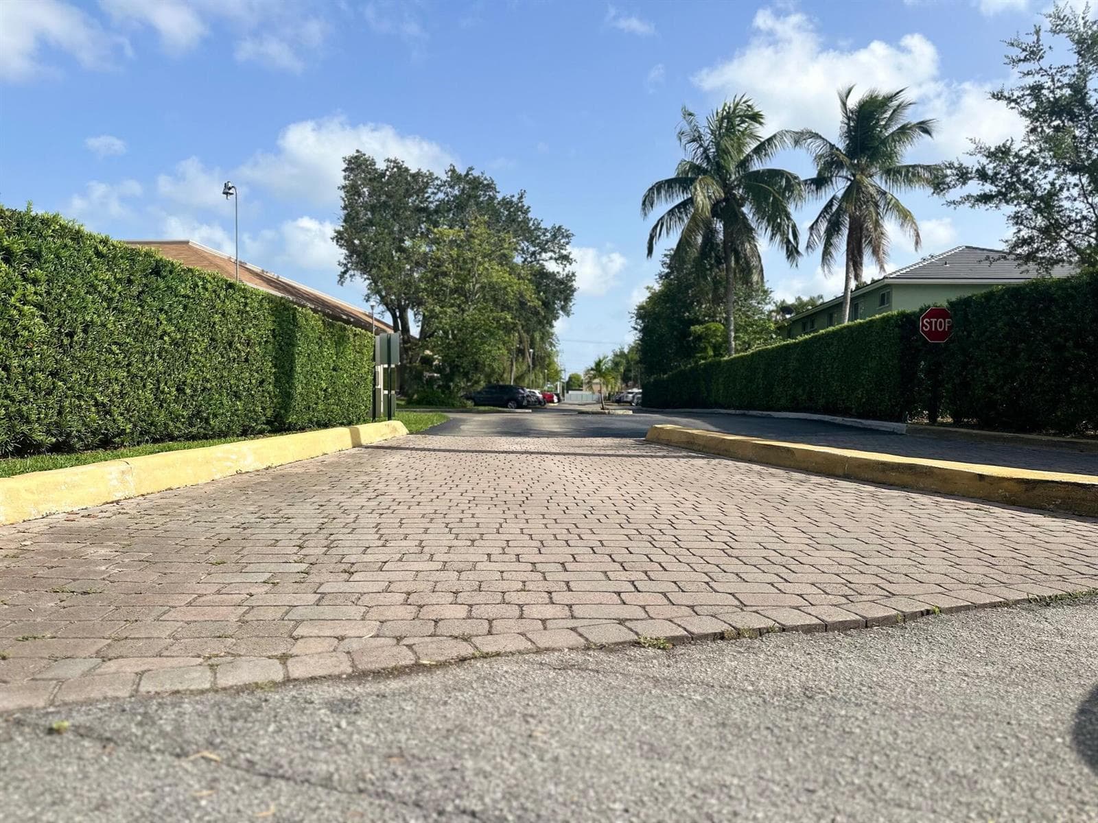 121 HIDDEN CT Road # 11-C, Hollywood, FL 33023 photo 3