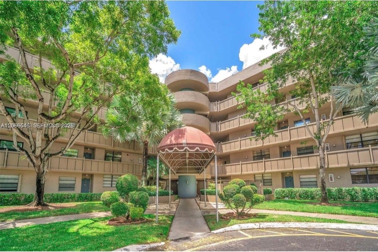 901 Colony Point Cir # 111, Pembroke Pines, FL 33026 photo 2