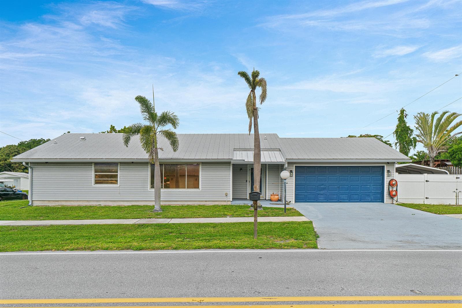 215 SW 8TH Street, Boynton Beach, FL 33426 photo 2