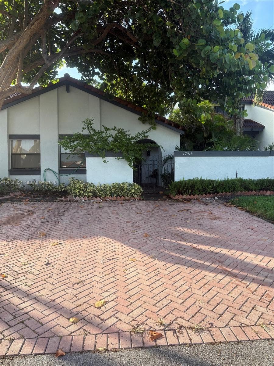17919 NW 66th Ct, Hialeah, FL 33015 photo 2