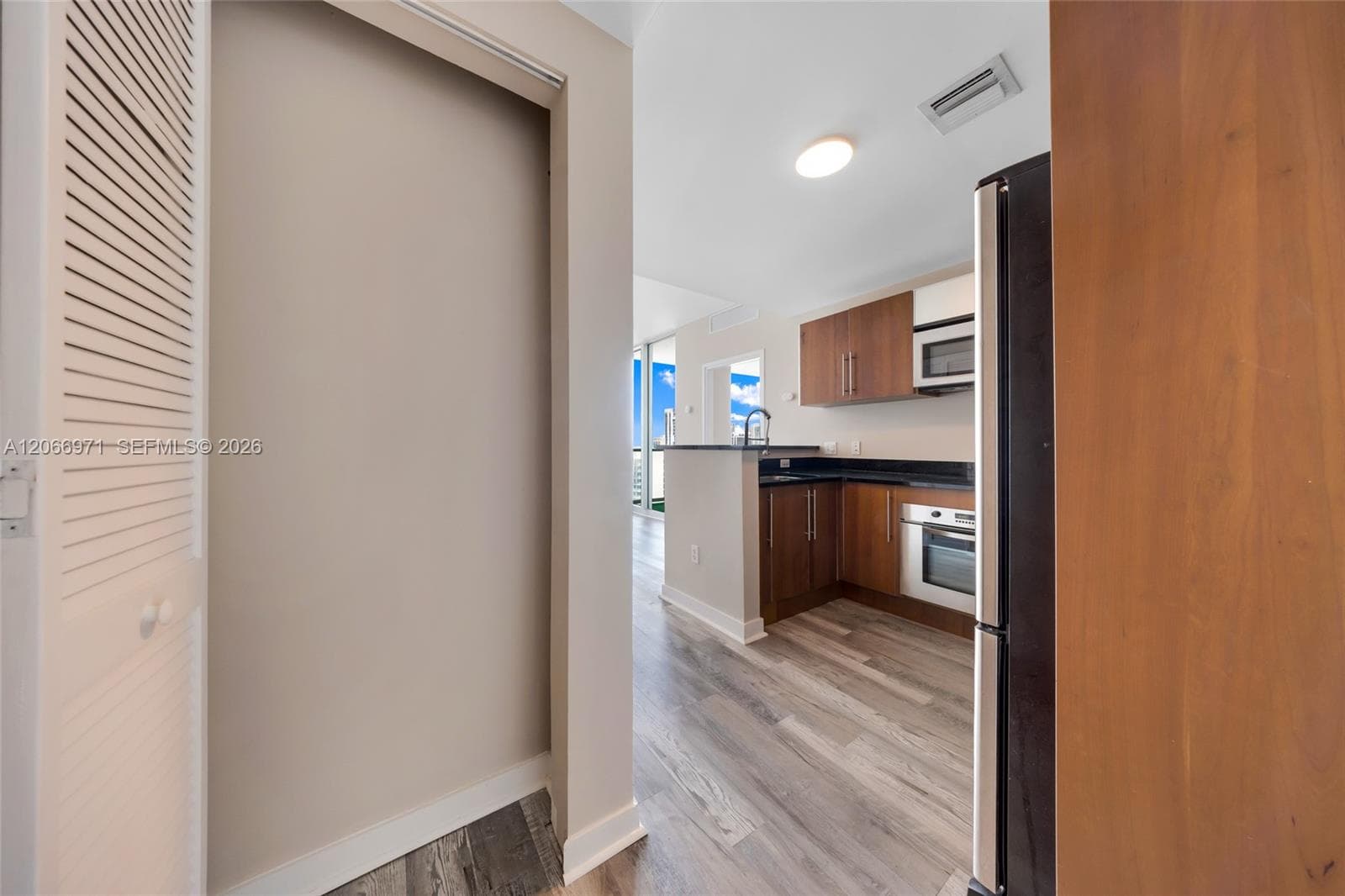 300 S Biscayne Blvd # T-2911, Miami, FL 33131 photo 2