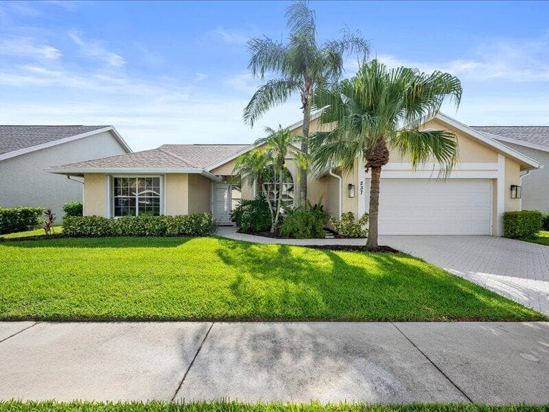 237 W MOCCASIN Trail W, Jupiter, FL 33458 photo 2