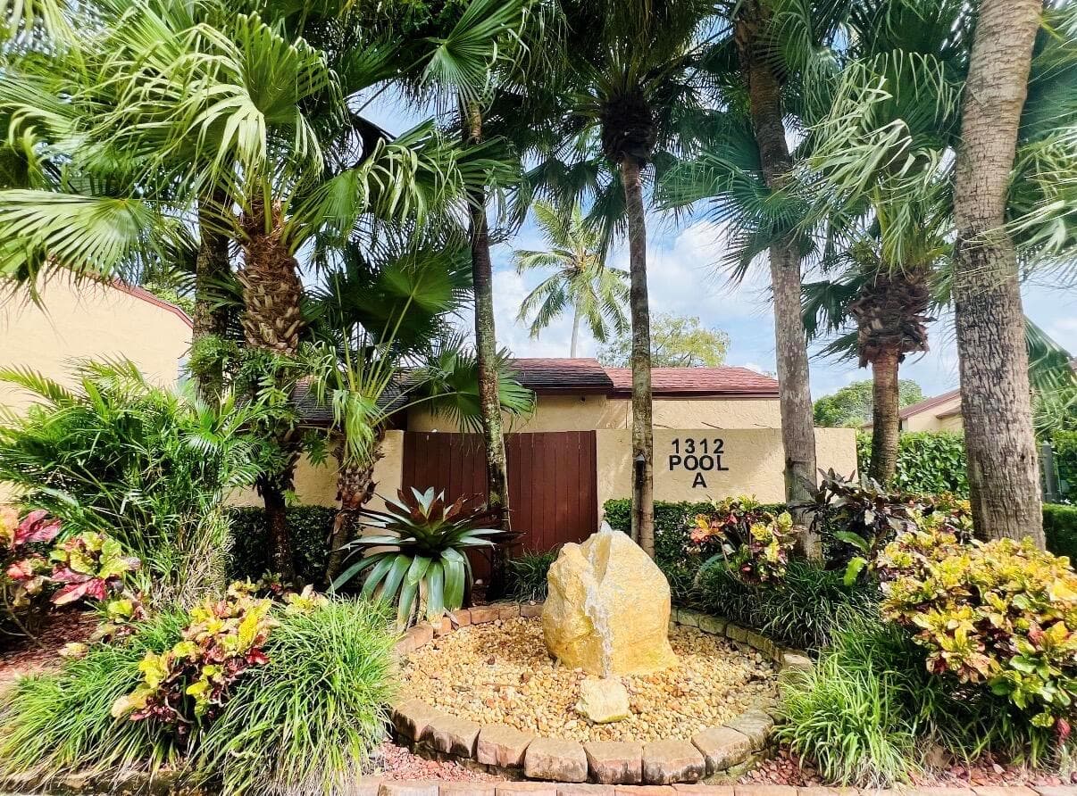 206 Lakeview Drive E, Royal Palm Beach, FL 33411 photo 2
