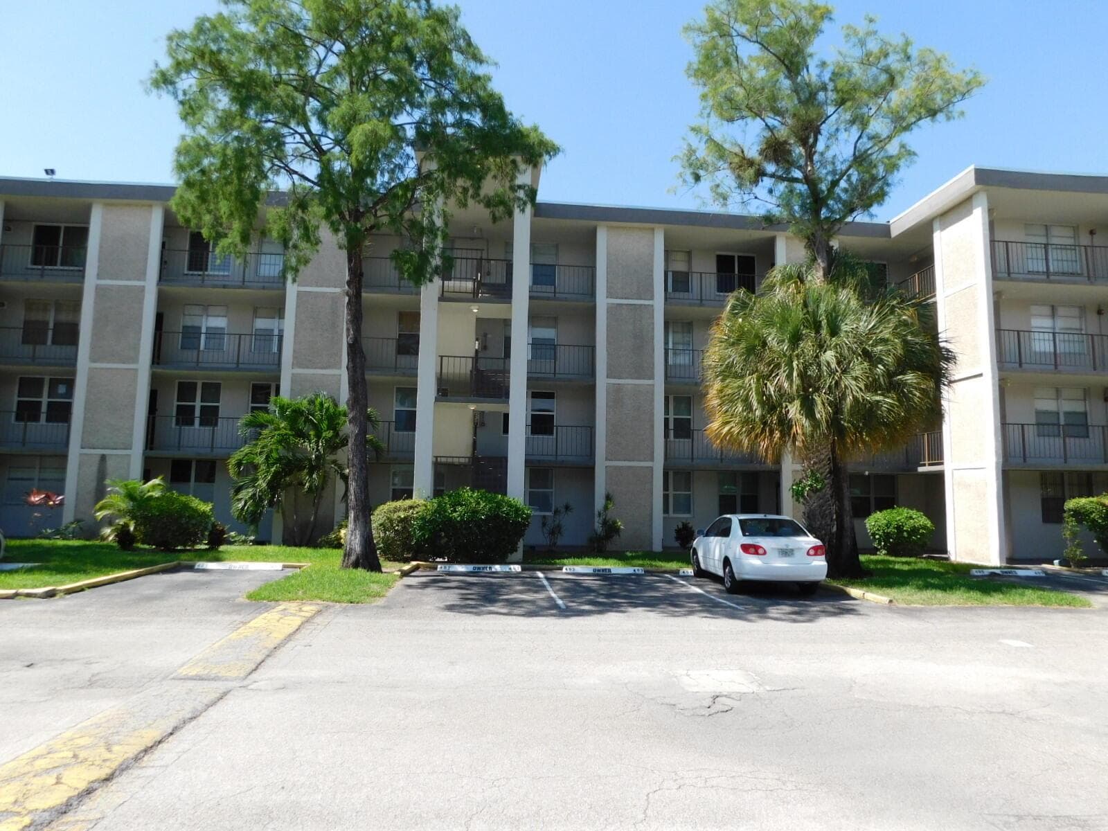 4851 NW 26TH Court # 443, Lauderdale Lakes, FL 33313