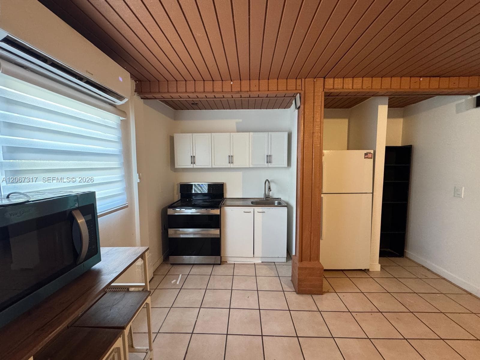 5950 NW 114th St- Efficiency 1,, Hialeah, FL 33012 photo 2